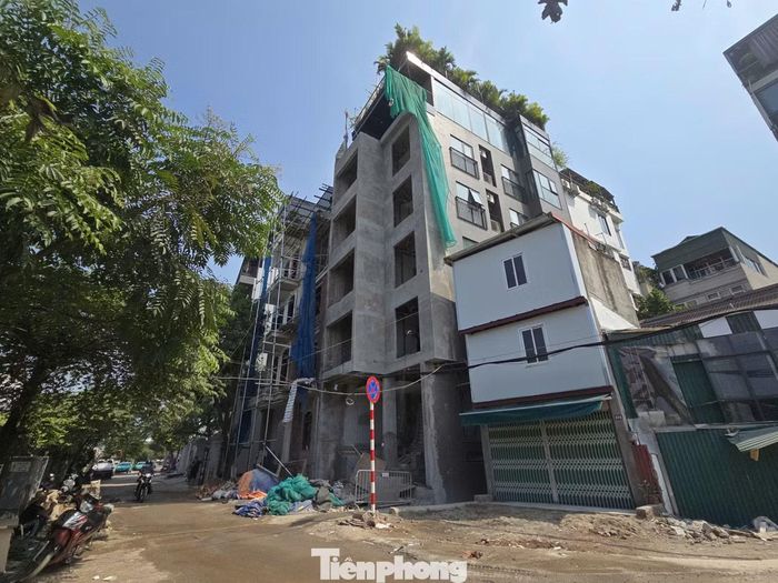 Người dân trên phố Nghi Tàm đang khẩn trương cải tạo, sửa sang lại nhà cửa sau khi bị cắt xén một phần mặt bằng để thi công cầu Tứ Liên.