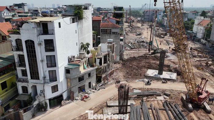 UBND phường Hồng Hà cho biết, phường sẽ tiếp tục chỉ đạo thực hiện công tác phá dỡ các công trình trong phạm vi GPMB đúng chỉ giới, đúng phương án bồi thường hỗ trợ tái định cư đã phê duyệt.
