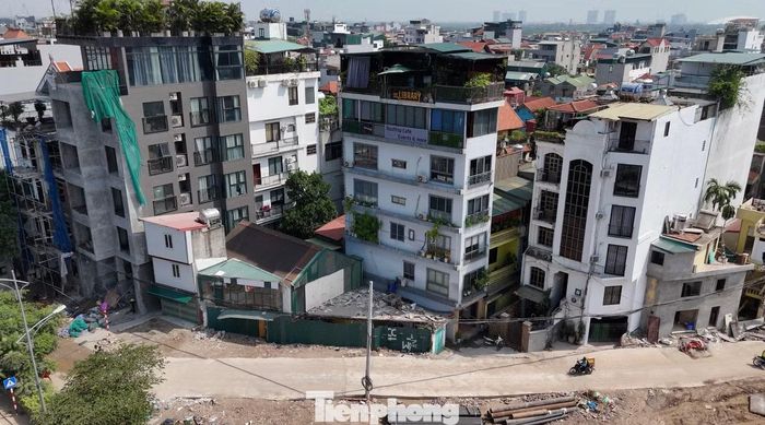 Đối với trường hợp nhà có hình tam giác (góc bên phải ảnh), UBND phường Hồng Hà cho biết, phường đã phối hợp với liên ngành kiểm tra. Kết quả cho thấy, trường hợp trên đủ điều kiện được tồn tại theo quy định.