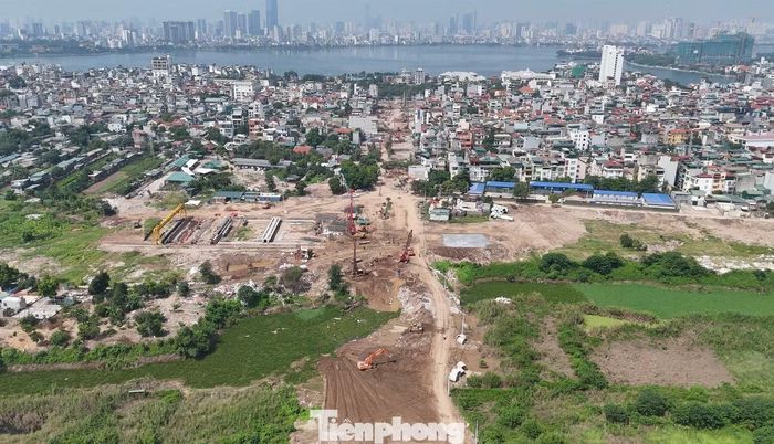 Cầu Tứ Liên - một trong 7 cây cầu bắc qua sông Hồng đang tăng tốc thi công. Được biết, đến thời điểm này, phường Hồng Hà đã bàn giao 100% mặt bằng cho đơn vị thi công, tuy nhiên, vẫn còn một số tồn tại liên quan đến phá dỡ công trình, di chuyển công trình hạ tầng kỹ thuật.