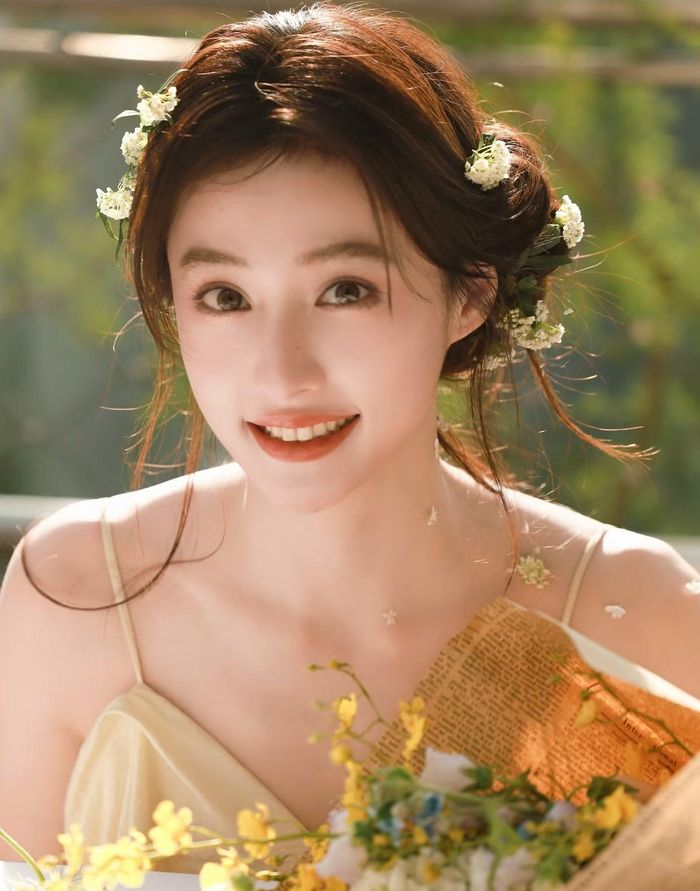 Hồ Liên Hinh có nhan sắc, diễn xuất nhưng lại vướng scandal quá nặng nề.