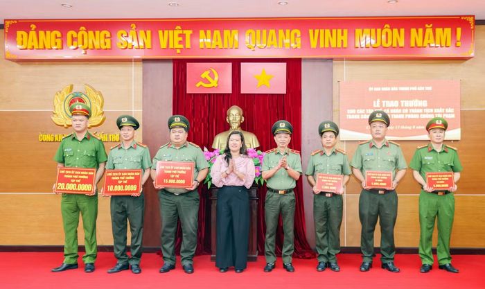 Bà Nguyễn Thị Ngọc Điệp, Phó Chủ tịch UBND TP. Cần Thơ và Thiếu tướng Huỳnh Việt Hòa, Giám đốc Công an thành phố, trao thưởng các tập thể, cá nhân có thành tích trong triệt phá đường dây sản xuất, tiêu thụ tiền giả.