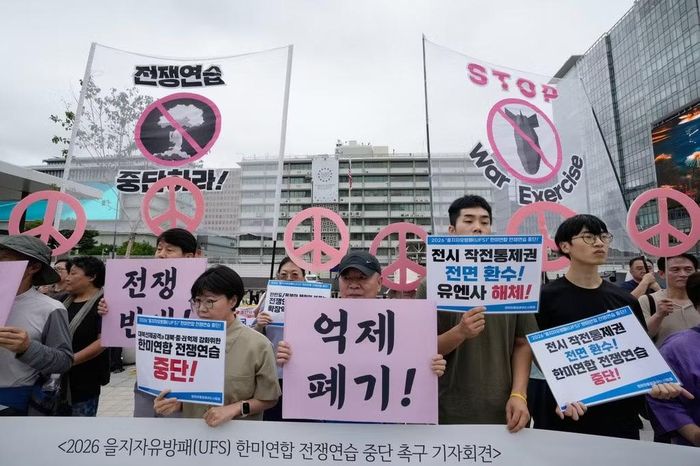 Nhóm người biểu tình bên ngoài Đại sứ quán Mỹ ở Seoul để phản đối cuộc tập trận chung của Mỹ và Hàn Quốc, ngày 17/8. (Ảnh: AP)