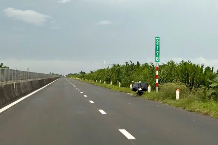 Dù có biển cấm, xe máy vẫn xuất hiện trên cao tốc Lộ Tẻ - Rạch Sỏi.