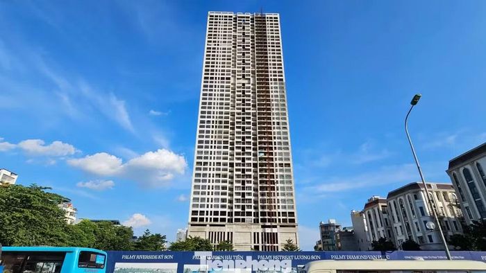  Một dự án khác cũng nằm “trơ gan cùng tuế nguyệt” suốt nhiều năm qua là Landmark 51 - Tòa nhà hỗn hợp đa năng và chung cư cao cấp Vinafor, tại số 55 Vạn Phúc (phường Hà Đông, Hà Nội). Dự án này có tổng vốn đầu tư gần 1.000 tỷ đồng, do liên danh Tổng công ty Lâm nghiệp Việt Nam (Vinafor) và Công ty Cổ phần Sông Đà 1.01 làm chủ đầu tư. 