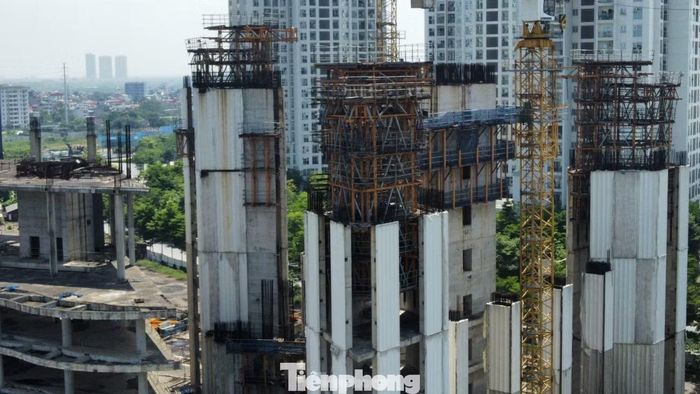Theo kế hoạch ban đầu, một tháp sẽ được phía ngân hàng đặt trụ sở chính và tòa còn lại làm khách sạn 5 sao, căn hộ cao cấp cho thuê... Dự án có tổng vốn đầu tư khoảng 10.267 tỷ đồng được khởi công từ năm 2010, dự kiến hoàn thành vào năm 2014 nhưng đến nay vẫn dang dở.