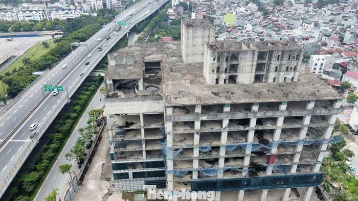  Thời điểm đó, chủ đầu tư từng gây chấn động khi công bố giá căn hộ thấp nhất từ 21 tỷ đồng và cao nhất là 85 tỷ đồng, mỗi tầng cũng được cho chỉ mất 7 ngày để hoàn thiện xây dựng. Tuy nhiên, tháng 5/2011, sau sự cố thi công tại tầng 9 khối căn hộ và một số rắc rối tài chính của chủ đầu tư, công trình này đã bị dừng triển khai và nằm "đắp chiếu" từ đó đến nay. 