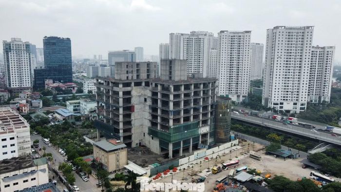 Cách dự án VietinBank Tower không xa là dự án Habico Tower - nằm trên đường Phạm Văn Đồng (Hà Nội). Dự án được thực hiện từ năm 2008 do Công ty cổ phần Hải Bình (Habico) làm chủ đầu tư trên khu đất gần 4.500m2 cùng vốn đầu tư khoảng 220 triệu USD (hơn 5.000 tỷ đồng).