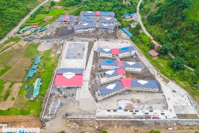 Qua kiểm tra, Thượng tướng Nguyễn Văn Long - Ủy viên Ban Chấp hành Trung ương Đảng, Thứ trưởng Bộ Công an ghi nhận sự nỗ lực, quyết liệt của xã Mường Khương trong việc triển khai các dự án. Đồng thời, Thượng tướng yêu cầu các đơn vị, nhà thầu hoàn thành đúng tiến độ; tăng cường lực lượng, xây dựng biểu đồ kế hoạch thi công chi tiết từng ngày; việc thi công phải đảm bảo an toàn, tiết kiệm, chất lượng...