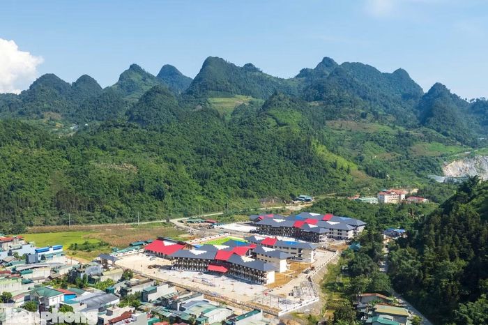Bộ Giáo dục và Đào tạo vừa ban hành kế hoạch tổ chức lễ khai giảng năm học 2026 - 2027 và lễ khánh thành các trường phổ thông nội trú liên cấp tại các xã biên giới đất liền. Theo kế hoạch, sáng 5/9/2026, lễ khai giảng năm học mới sẽ được tổ chức đồng loạt trên phạm vi toàn quốc theo hình thức trực tiếp kết hợp trực tuyến. Điểm cầu trung tâm dự kiến được đặt tại Trường Phổ thông nội trú Mường Khương, xã Mường Khương, tỉnh Lào Cai.