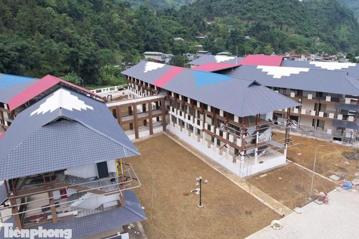 Tại cuộc kiểm tra, theo báo cáo của UBND xã Mường Khương, đến nay, dự án đã hoàn thành khoảng 96% khối lượng thi công. Các hạng mục hạ tầng kỹ thuật, sân trường, cảnh quan và ngoại thất đang được tập trung hoàn thiện.
