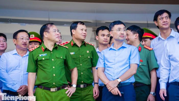 Đối với tỉnh Lào Cai, Thứ trưởng Bộ Công an đề nghị tiếp tục chỉ đạo các cơ quan, đơn vị liên quan phối hợp chặt chẽ với chủ đầu tư, tập trung tháo gỡ những vướng mắc về nguồn vốn, giải phóng mặt bằng và các hạng mục bổ sung.