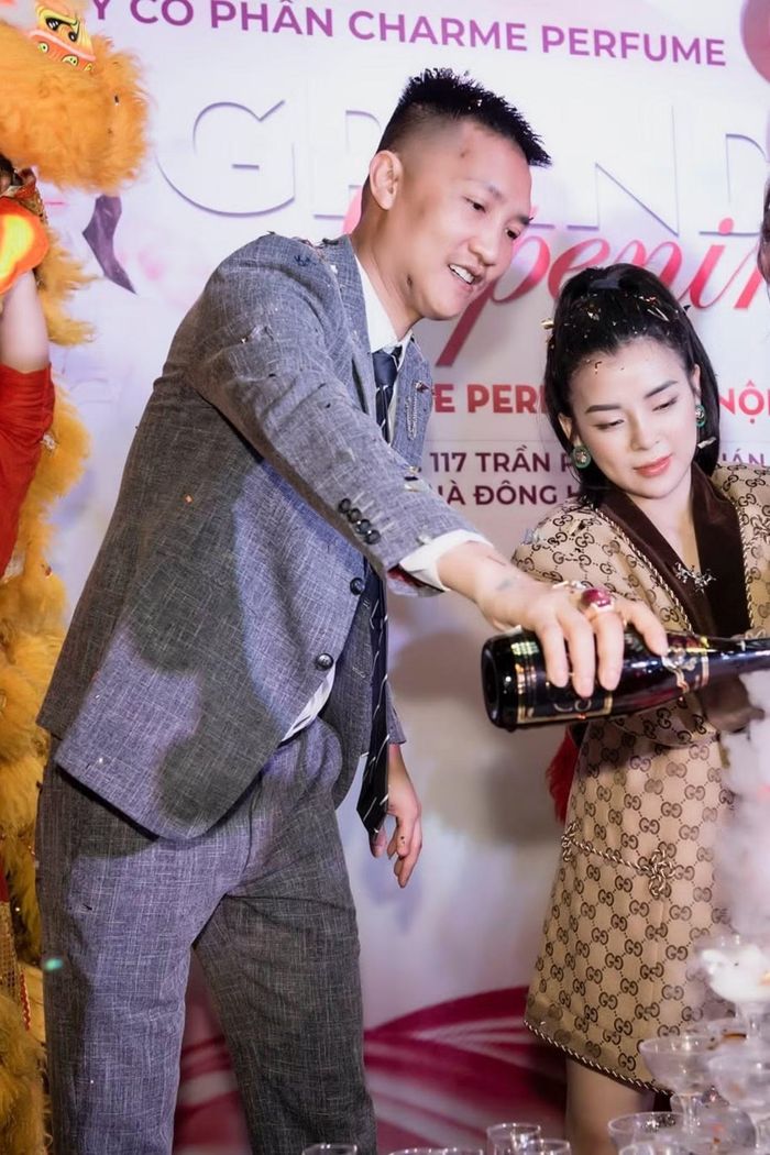 Huấn Hoa Hồng quảng cáo nước hoa và xuất hiện cùng vợ trong buổi khai trương cửa hàng nước hoa. Ảnh tư liệu.
