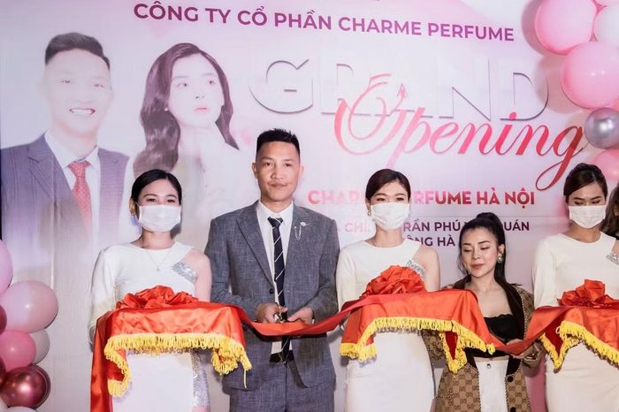 Huấn Hoa Hồng và vợ xuất hiện ở nhiều sự kiện, livestream tại cửa hàng nước hoa của thương hiệu Charme. Đến nay, cửa hàng đã ngưng hoạt động. Ảnh tư liệu.