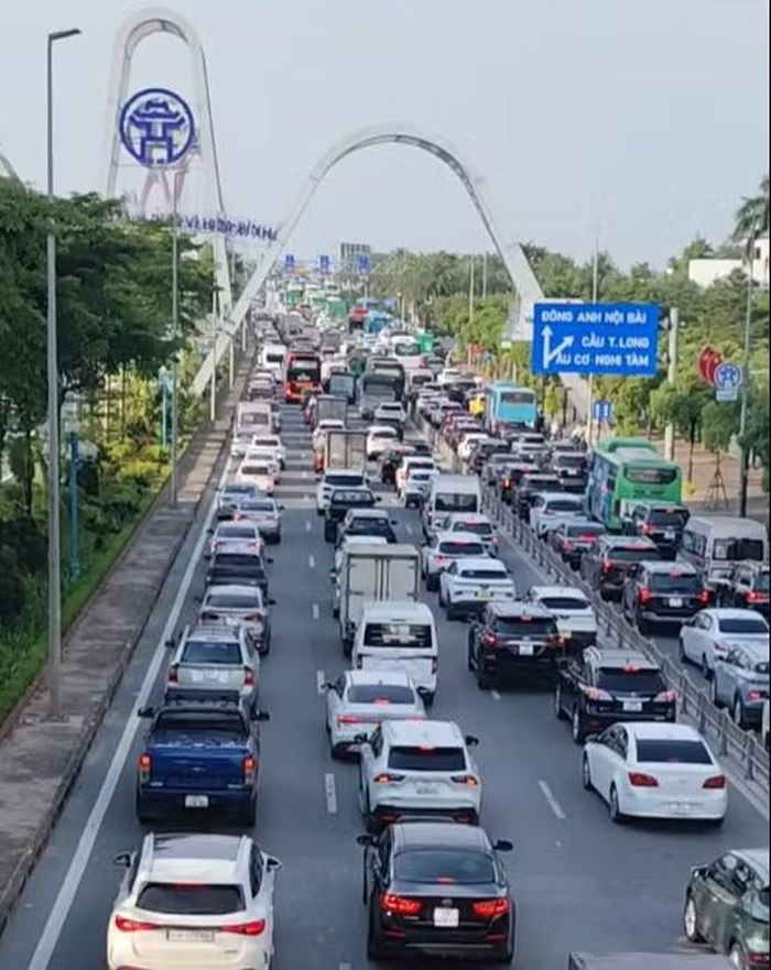 Giao thông ùn ứ kéo dài. Ảnh: Mạnh Hùng