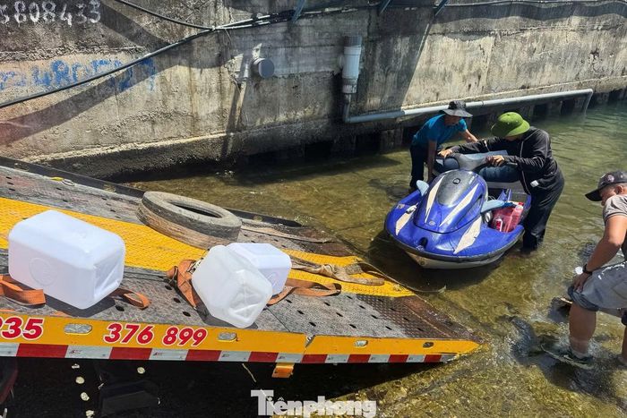 Các phương tiện hỗ trợ tìm kiếm liên tục hạ thuỷ trong ngày 17/8.