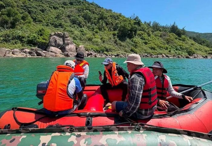 Đã bước qua ngày thứ 10, việc tìm kiếm sẽ khó khăn hơn, nhưng các đội nhóm thiện nguyện vẫn hết lòng hỗ trợ gia đình hai nạn nhân.