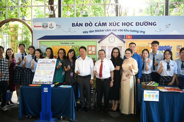 Ban tổ chức và các đại biểu, thầy cô giáo, học sinh chụp ảnh ở góc: "Bản đồ cảm xúc học sinh", nơi các em thể hiện cảm xúc rất thật qua các sticker. Ảnh: Dương Triều