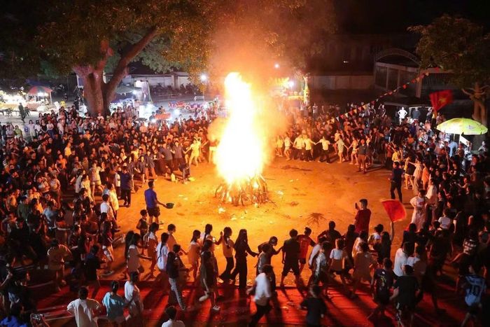 Đốt lửa trại tại Ngày hội Thanh thiếu nhi ở tỉnh Bắc Ninh