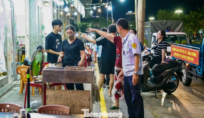 Song song với việc kẻ vạch, lực lượng chức năng phường Quy Nhơn cũng tổ chức tuyên truyền, vận động người dân và các hộ kinh doanh nâng cao ý thức chấp hành các quy định về trật tự đô thị, bảo đảm lối đi thông thoáng, an toàn cho người đi bộ.