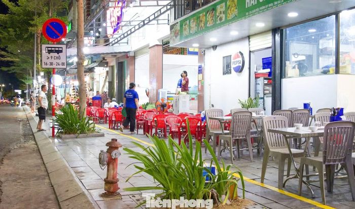 Nhiều hàng quán nghiêm túc chấp hành, chủ động sắp xếp bàn ghế đúng phần diện tích được phép.