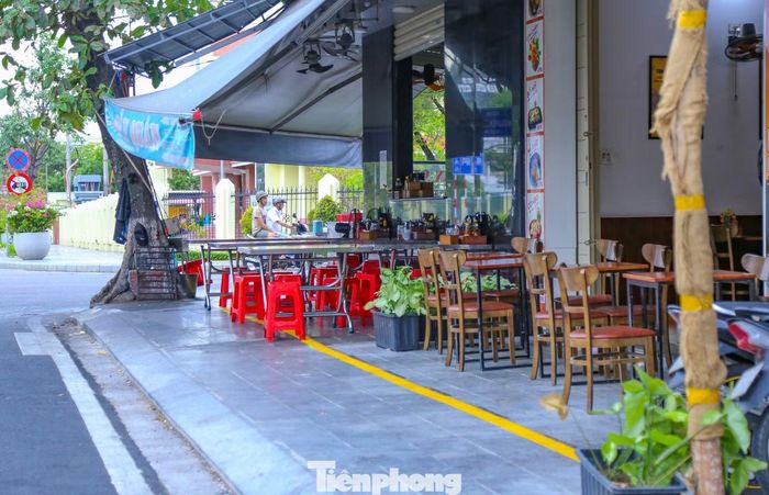 Việc kẻ vạch xác định phần vỉa hè dành cho người đi bộ được xem là bước cụ thể hóa yêu cầu chấn chỉnh trật tự đô thị tại khu vực trung tâm Quy Nhơn. Thay vì chỉ tổ chức các đợt ra quân xử lý lấn chiếm, địa phương xác định cụ thể chiều rộng phần vỉa hè phải dành cho người đi bộ, đồng thời kết hợp tuyên truyền, vận động và yêu cầu các hộ kinh doanh ký cam kết.