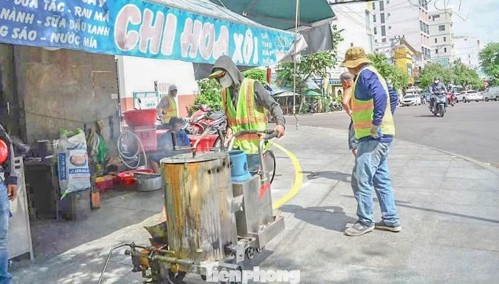 Phần lối đi được xác định theo chiều rộng vỉa hè, tính từ mép ngoài bó vỉa đến mép tường nhà dân. Cụ thể, với vỉa hè rộng từ 5m trở lên, phần dành cho người đi bộ rộng từ 2,5m trở lên. Vỉa hè rộng trên 4m đến dưới 5m sẽ dành 2m cho người đi bộ. Đối với vỉa hè rộng dưới 4m, phần lối đi dành cho người đi bộ rộng 1,5m.