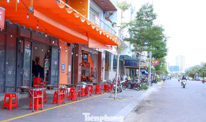 Theo ghi nhận, các hộ kinh doanh, nhà hàng chấp hành khá tốt. Bàn ghế và các vật dụng phục vụ kinh doanh được bố trí trong phạm vi vạch kẻ, không lấn vào phần đường dành cho người đi bộ.