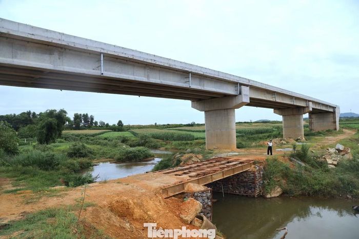 Thời gian qua, người dân phải sử dụng cầu tạm.