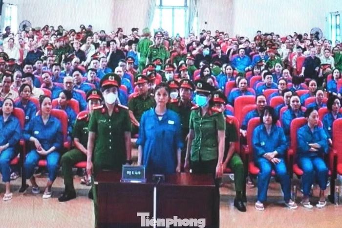 Chi Dân và Trúc Phương tại phiên tòa sáng 17/8.