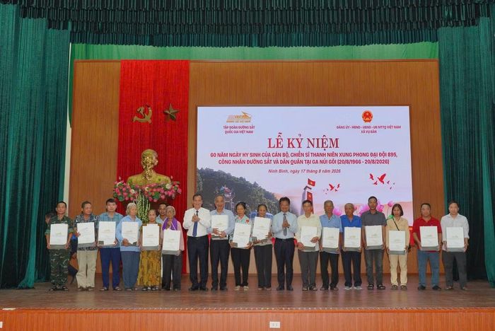 Tại lễ kỷ niệm, lãnh đạo Tập đoàn Quốc gia Đường sắt Việt Nam và tỉnh Ninh Bình đã trao quà tri ân tới các cựu TNXP Đại đội 895 và thân nhân các gia đình liệt sĩ.