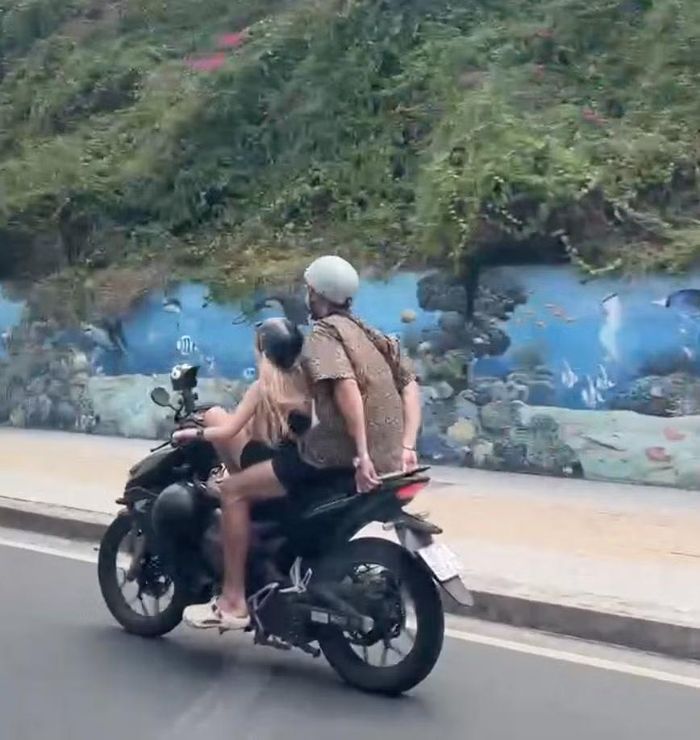 Bé gái người nước ngoài chạy xe máy trên đường Phạm Văn Đồng