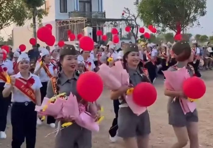 Một số phụ nữ trung niên thực hiện nghi thức Đội trong đoạn clip được đăng tải trên mạng xã hội.