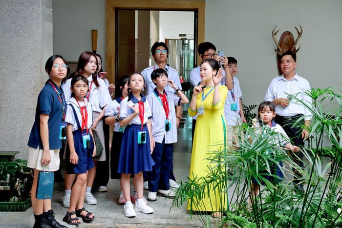 Tham quan Dinh Độc lập