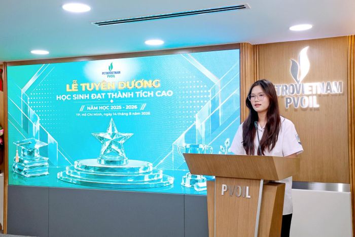 Cháu Đặng Phương Anh báo cáo thành tích học tập