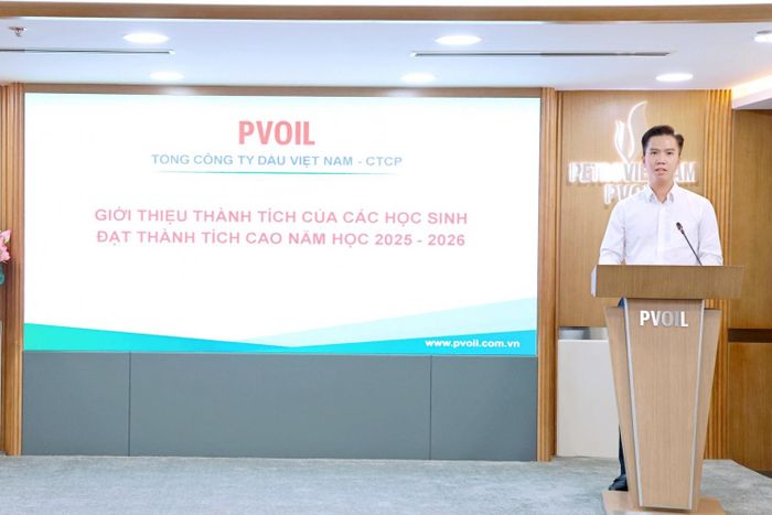 Ông Đỗ Thế Vinh - Bí thư Đoàn Thanh niên PVOIL giới thiệu thành tích của các học sinh