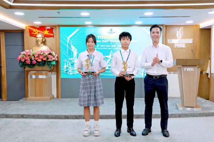 Trao khen thưởng cho các em học sinh