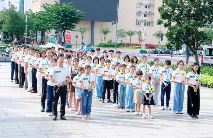 Lễ dâng hoa và báo cáo thành tích tại tượng đài Chủ tịch Hồ Chí Minh