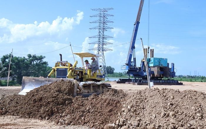 Thi công đường dây đấu nối 220kV Thanh Hóa - Sầm Sơn.