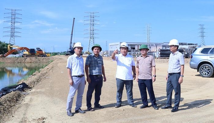 Cán bộ công nhân viên CPMB thường xuyên có mặt tại công trường để đôn đốc tiến độ thi công Dự án TBA 220kV Sầm Sơn và đường dây đấu nối 220kV Thanh Hóa - Sầm Sơn.
