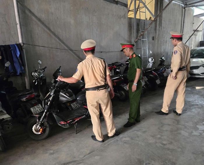 Lực lượng chức năng kiểm tra một điểm trông giữ xe cho học sinh.