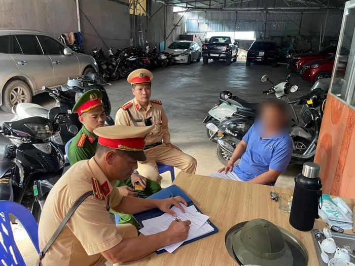 Tuyên truyền chủ cơ sở sở ký cam kết chấp hành nghiêm các quy định, không tiếp tay, tạo điều kiện cho học sinh vi phạm pháp luật về giao thông.