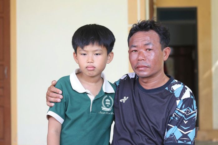 Với anh Thanh, sau 10 tiếng đồng hồ đối mặt với lằn ranh sinh tử giữa biển khơi, việc được ngồi lại gian nhà bên vợ và ba đứa con nhỏ giống như một giấc mơ.