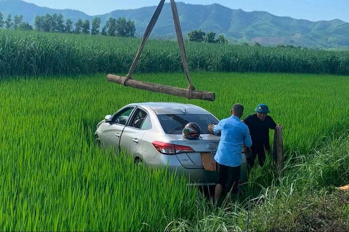 Chiếc ô tô lao xuống ruộng ven đường sau khi tài xế được cho là bất ngờ bất tỉnh.