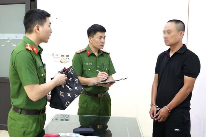 Đối tượng Bùi Huy Tú đập kính ô tô, trộm túi xách hàng hiệu. (Ảnh: Công an Ninh Bình)