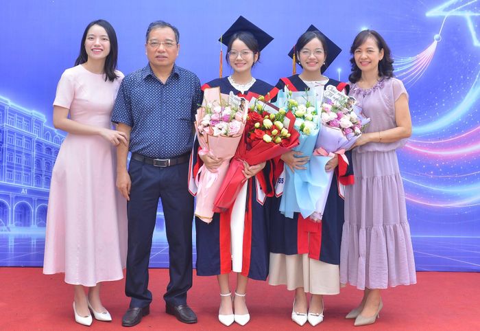 Phương Anh, Châu Anh cùng gia đình trong ngày tốt nghiệp. Ảnh: NVCC