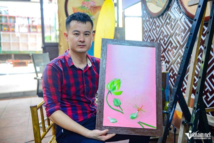 Dương đang hoàn thiện một bức tranh bằng lá sen