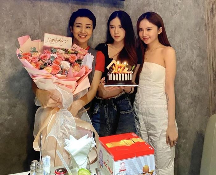 Thúy Hiền tìm điểm tựa bên 2 con gái. 