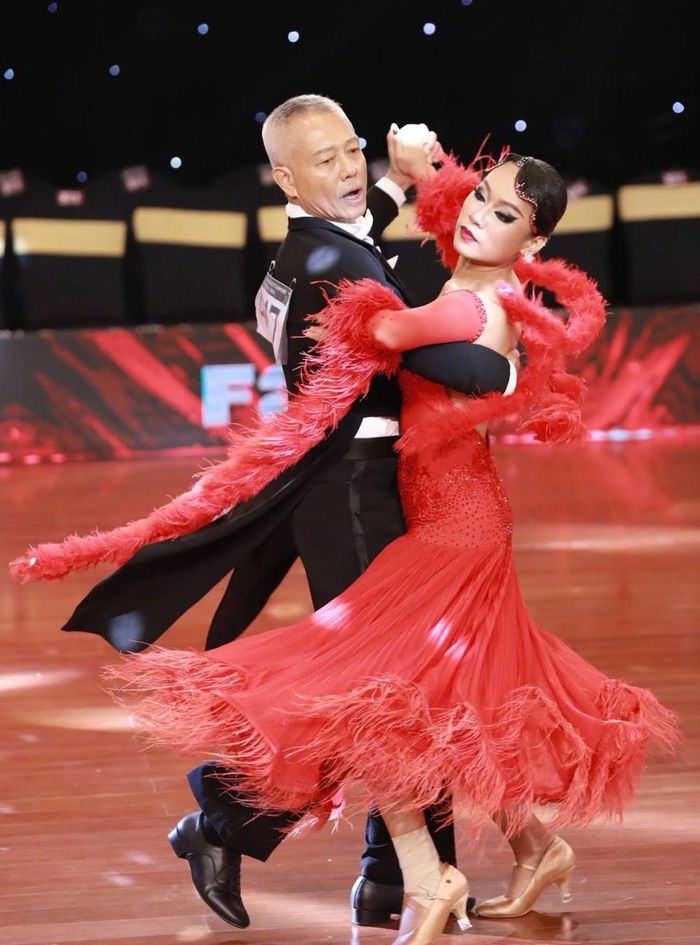 Ở tuổi 65, GS Trương Nguyện Thành tìm thấy niềm đam mê ở môn dancesport. Ảnh: NVCC.