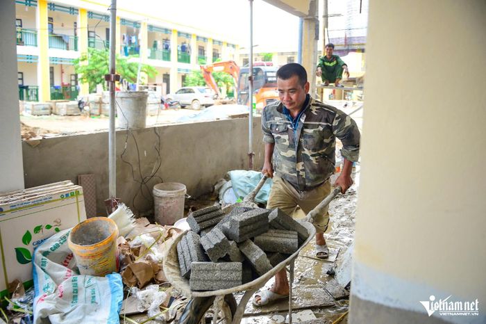 Cán bộ, kỹ sư và công nhân đang làm việc "3 ca, 4 kíp". 